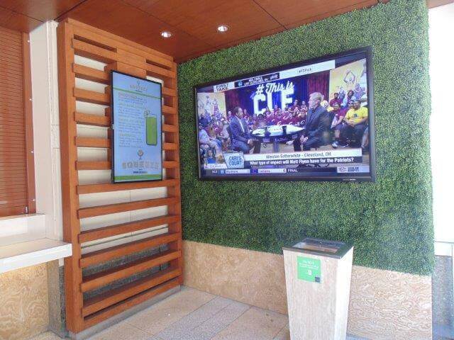 Squeeze juice bar with Artificial Green Walls