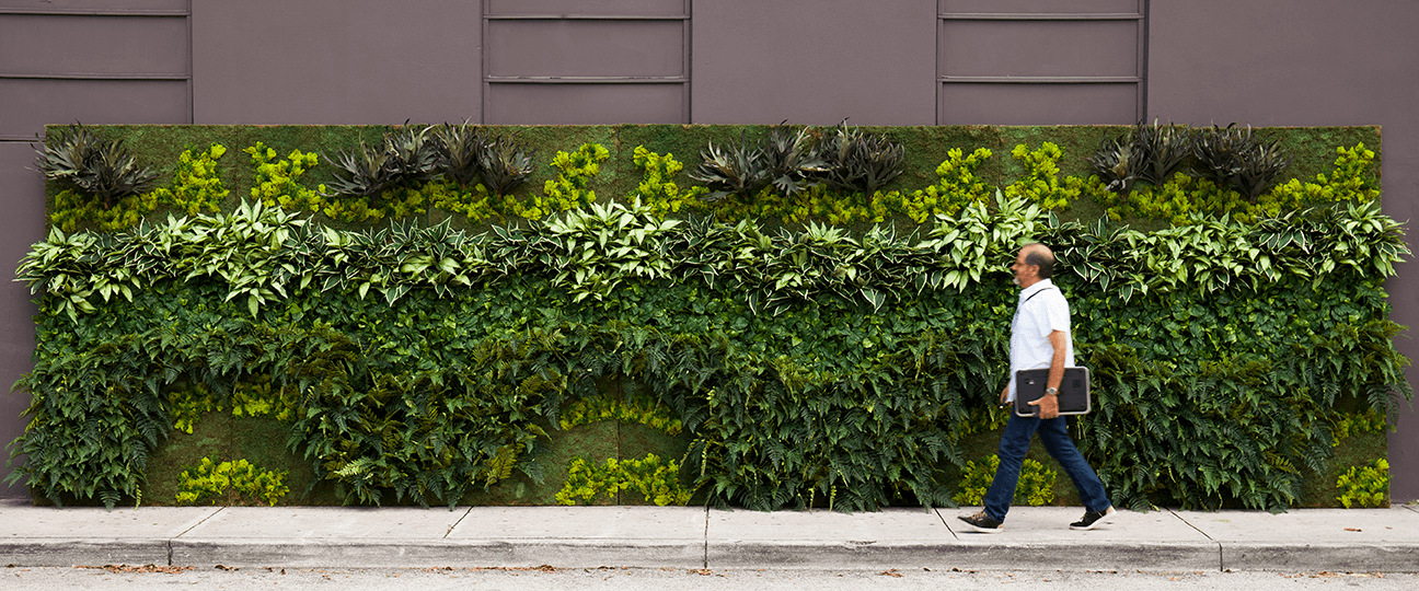 Modern Synthetic Vertical Garden Green Wall, Mat Size: ( 20 X 20